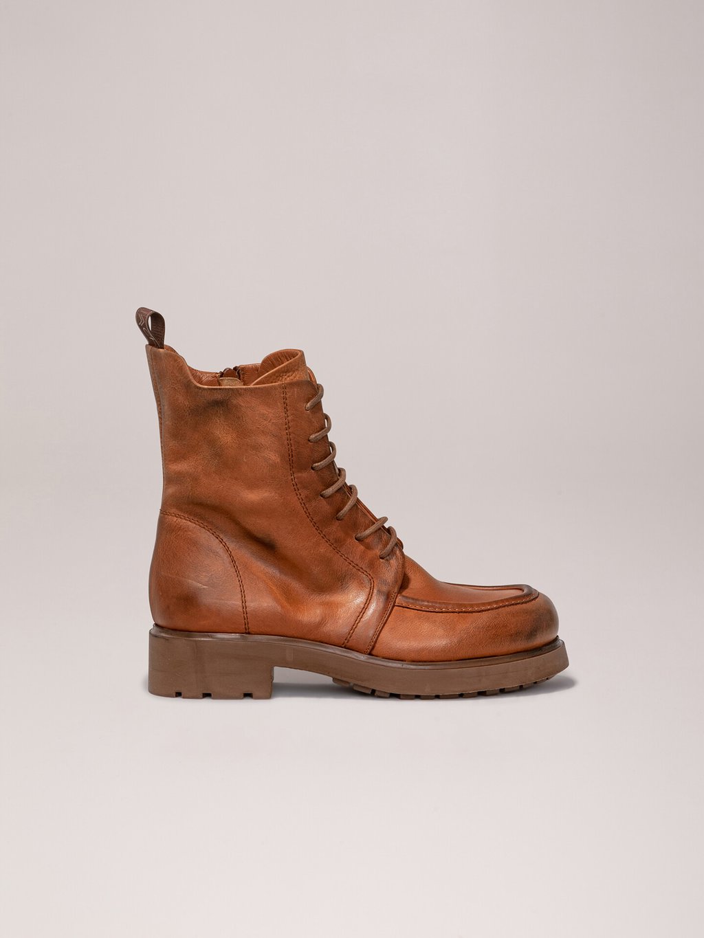 Detailansicht von Chunky-Boots aus Leder von ELENA IACHI