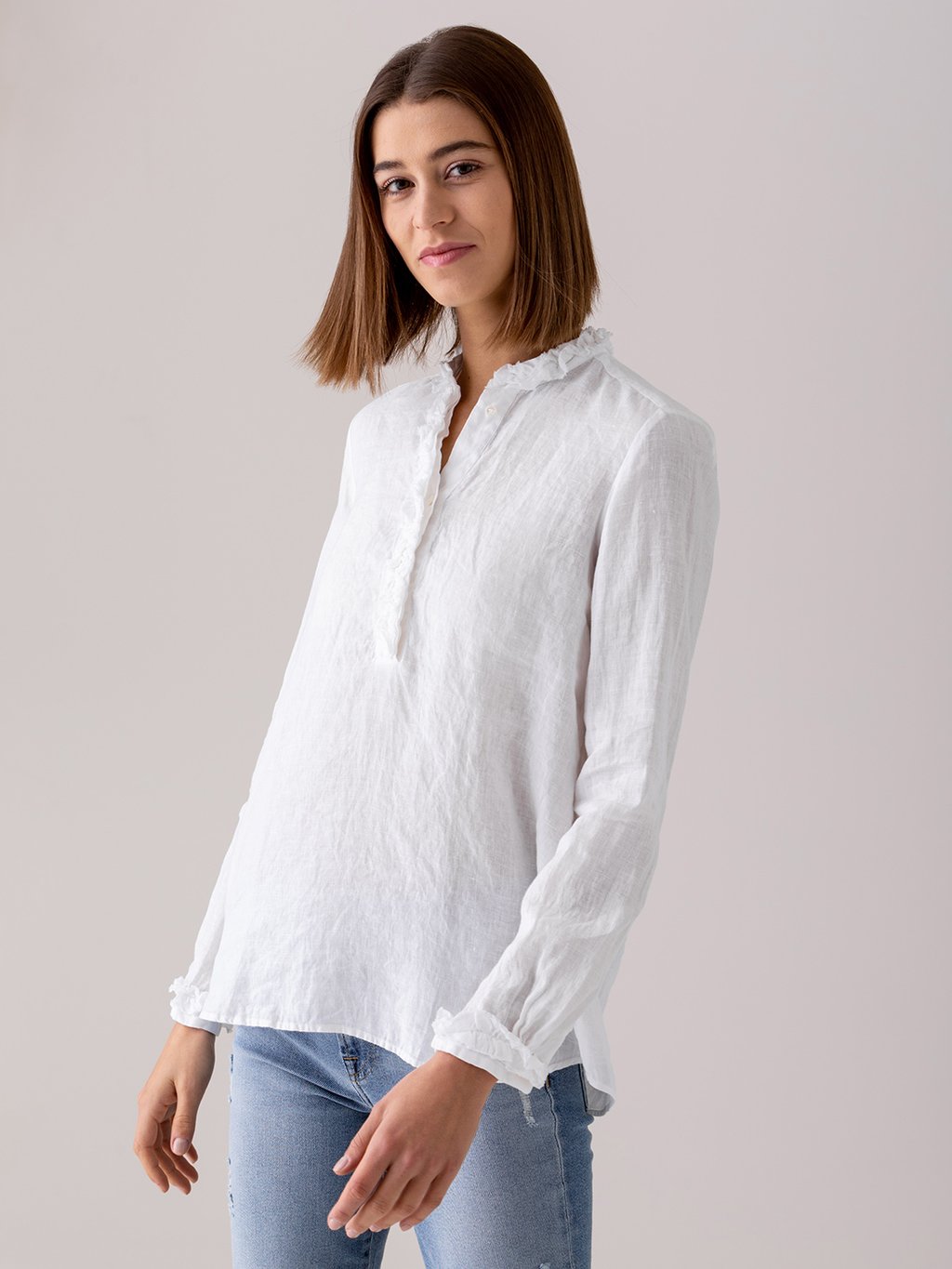 Detailansicht von Leinenbluse mit Rüschung von AGLINI