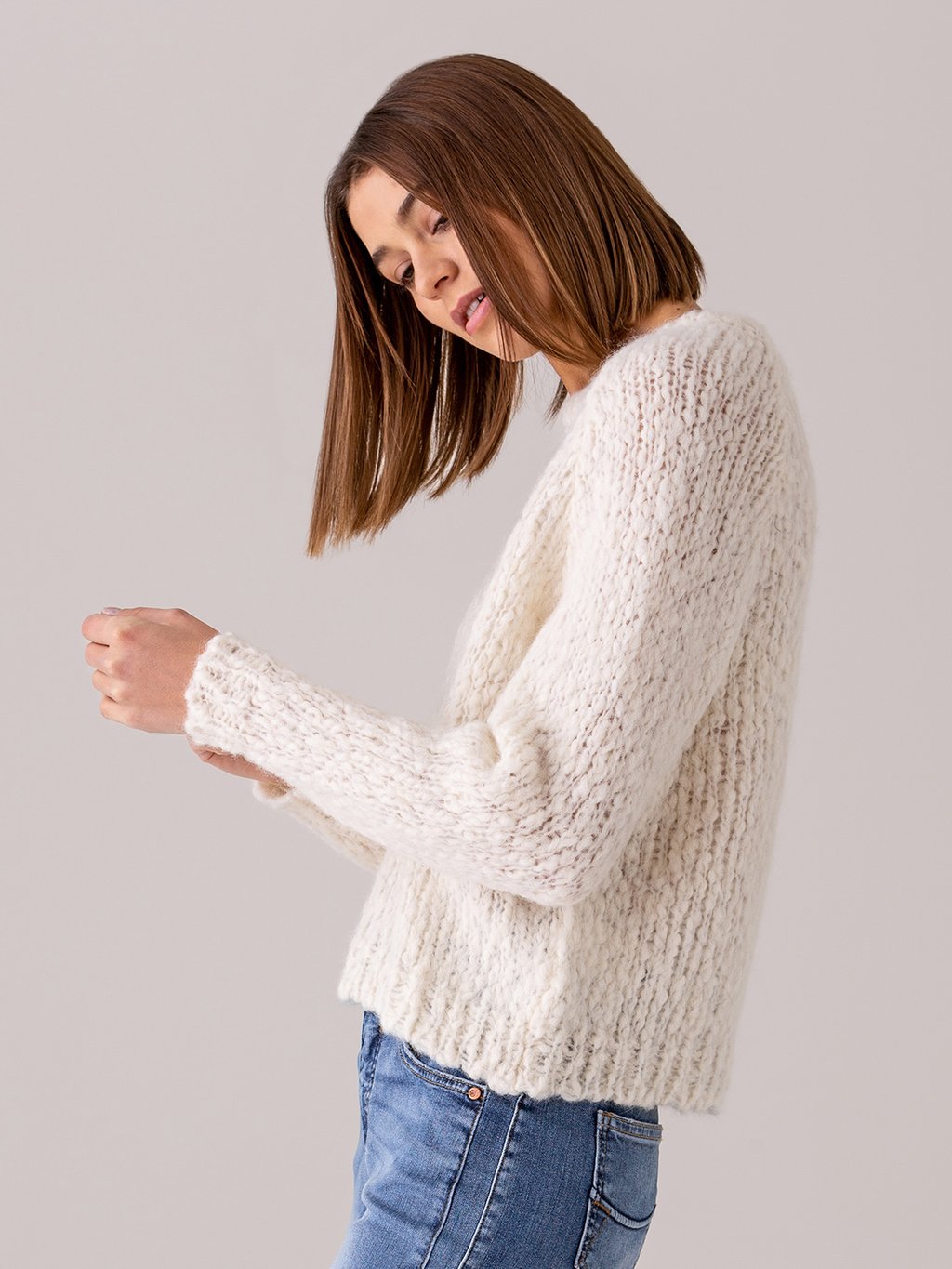 Detailansicht von Grobstrickpullover aus Alpakawolle von SIBIN LINNEBJERG