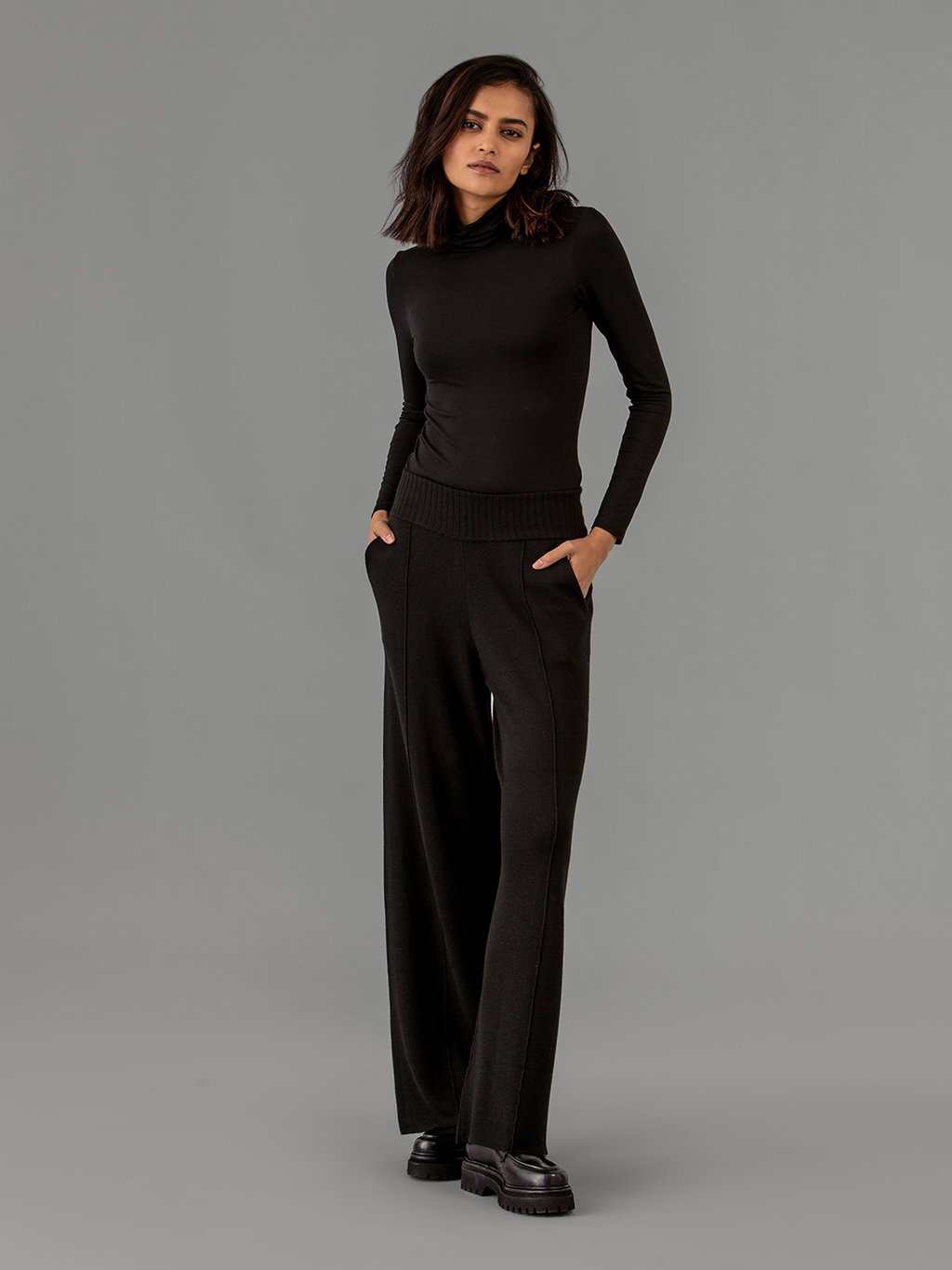 Detailansicht von Weite Hose aus Merinowolle von DANIELS