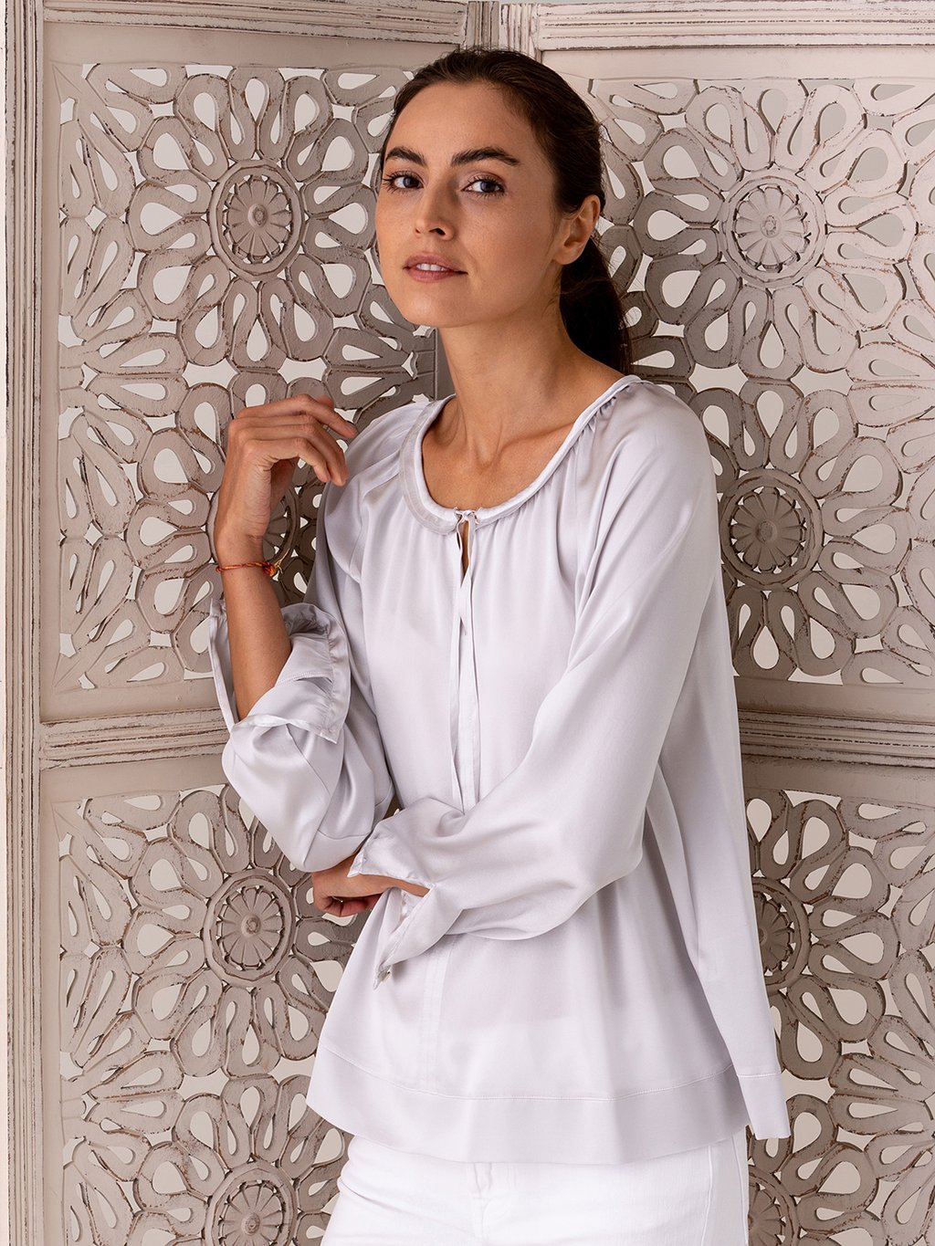 Detailansicht von Seidenbluse von HER SHIRT