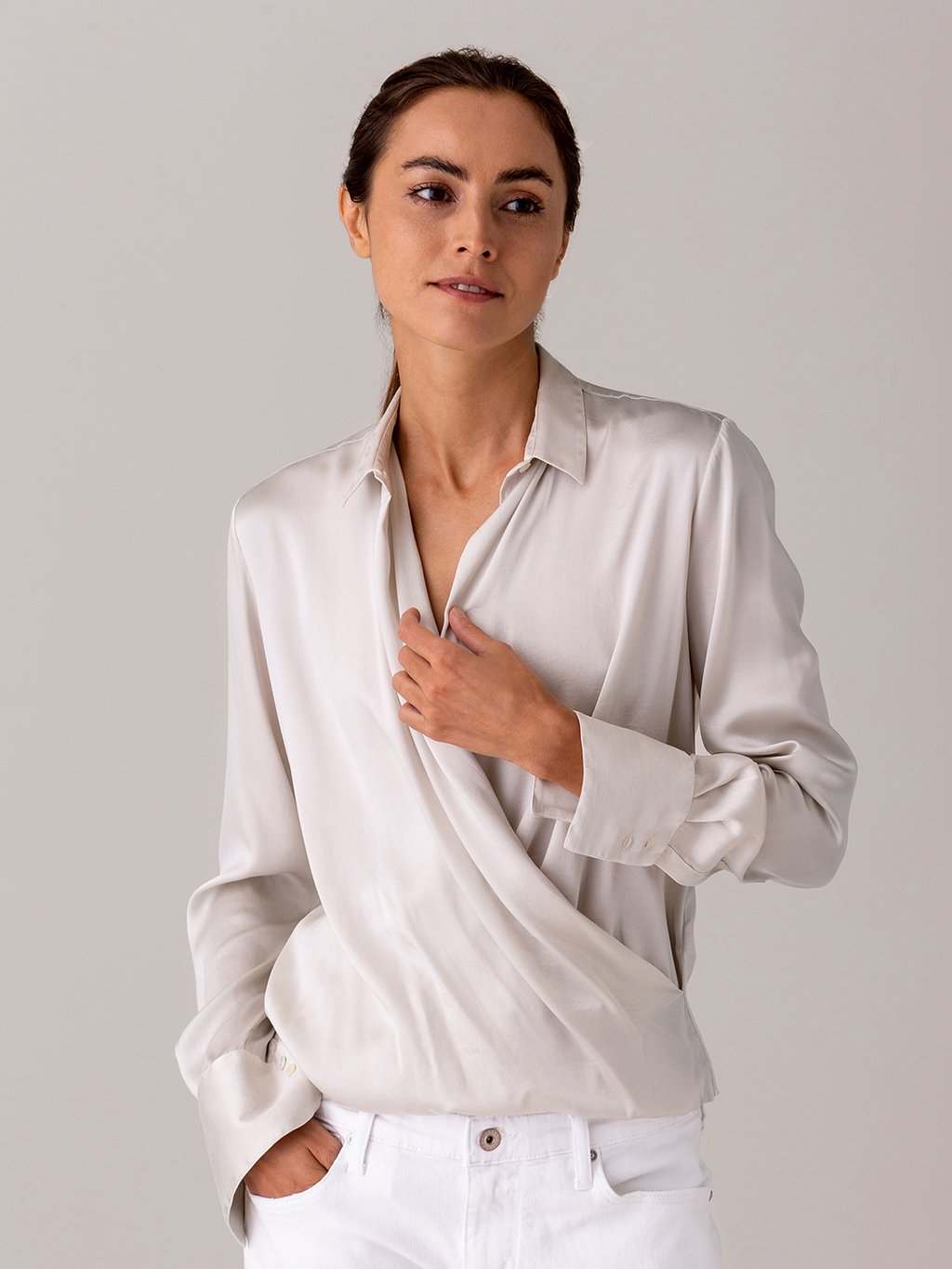 Detailansicht von Seidenbluse von HER SHIRT