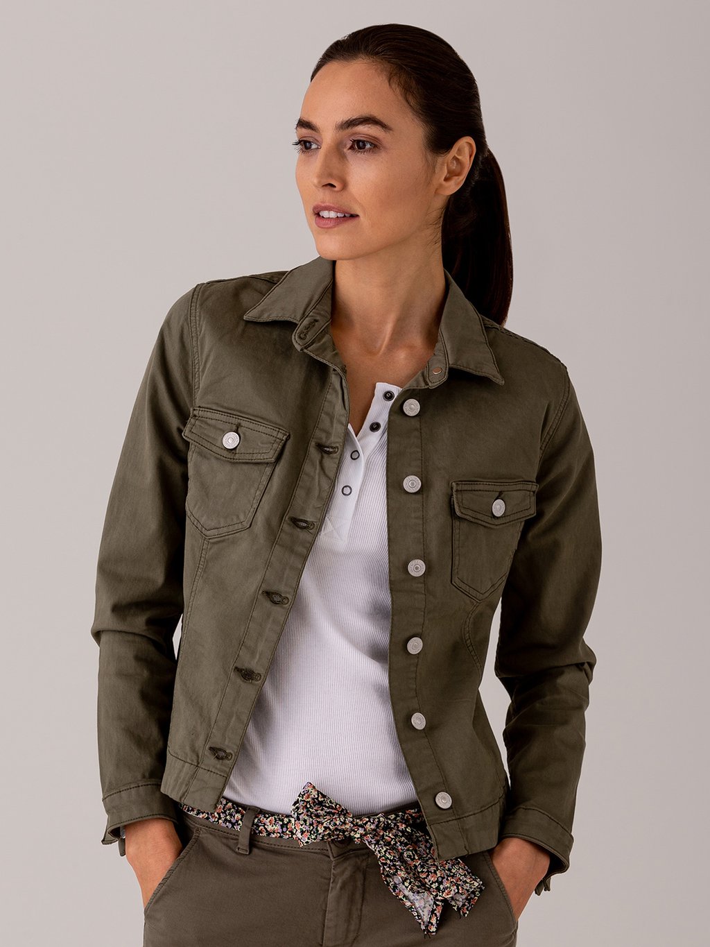 Detailansicht von Jeansjacke von LE TEMPS DES CERISES