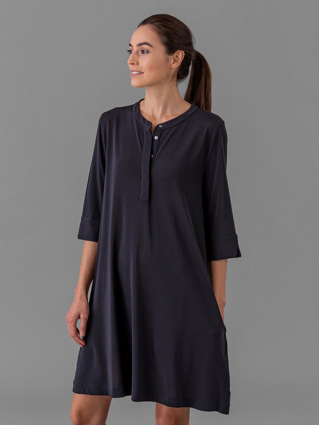 Detailansicht von Kurzes Kleid mit Knopfleiste von DANIELS