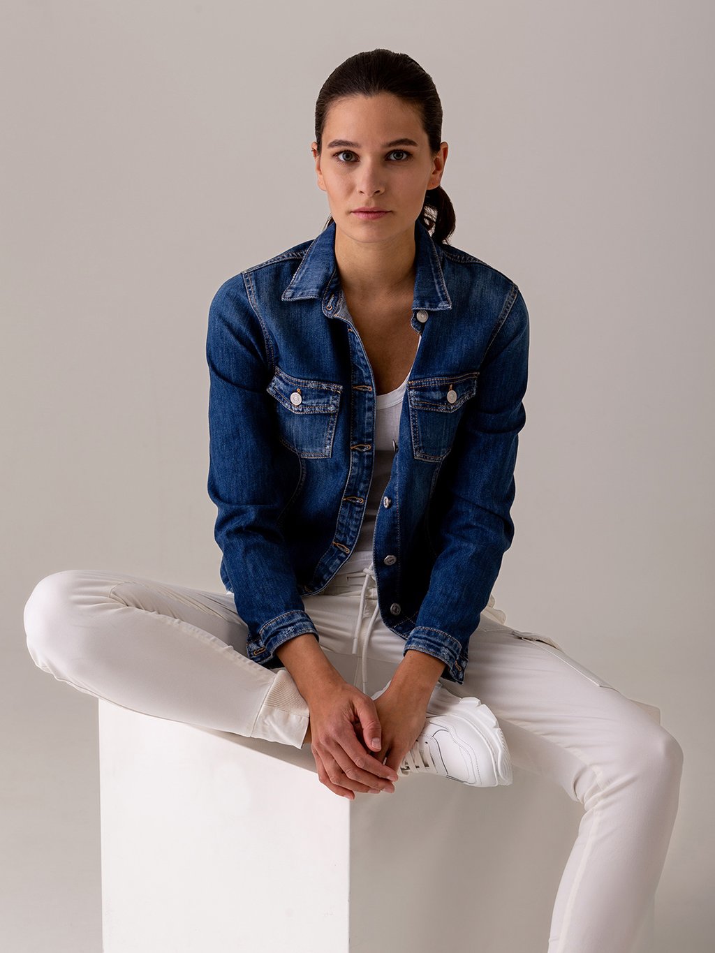 Detailansicht von Jeansjacke von LE TEMPS DES CERISES