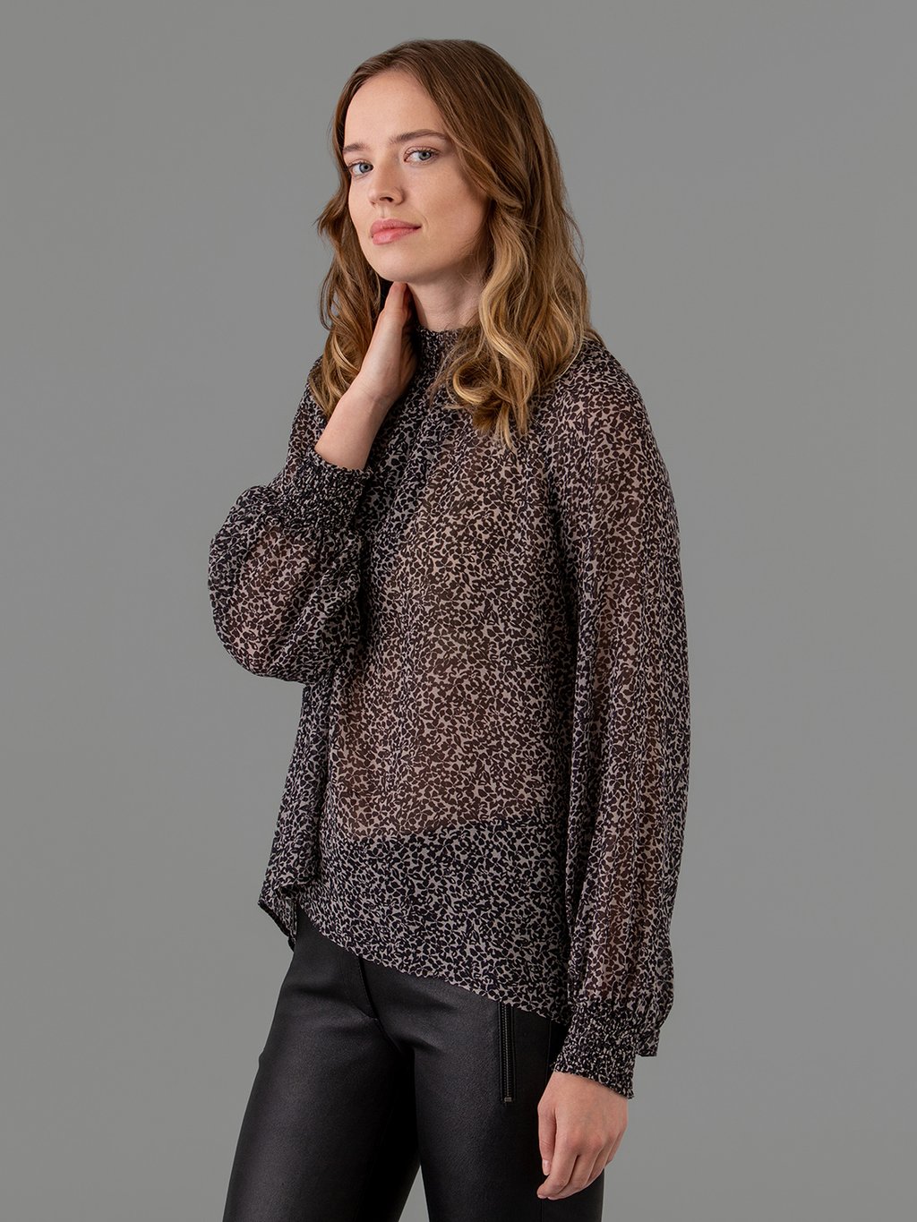 Detailansicht von Gemusterte Seidenbluse von IHEART