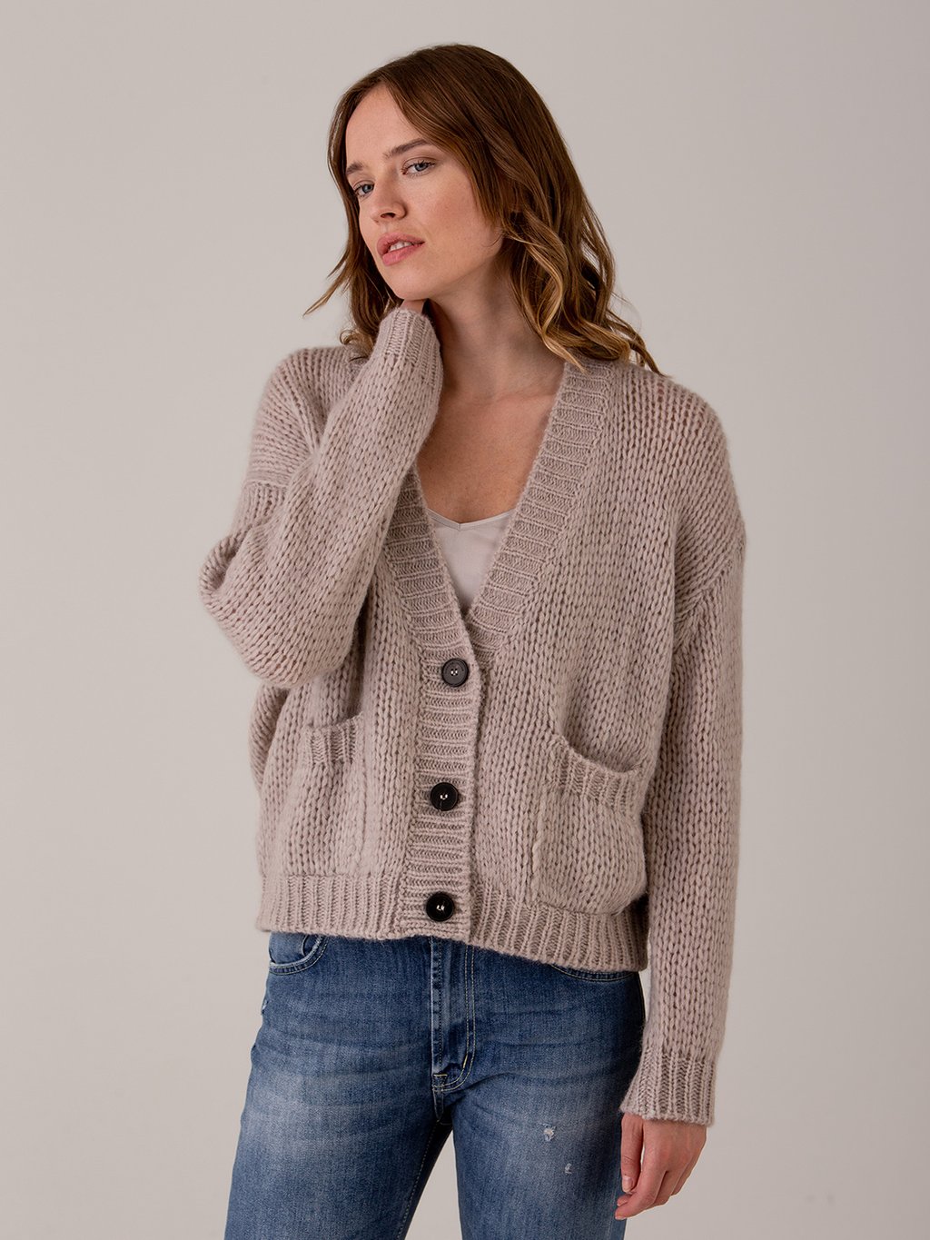 Detailansicht von Strickjacke aus Alpakawolle von ROBERTO COLLINA