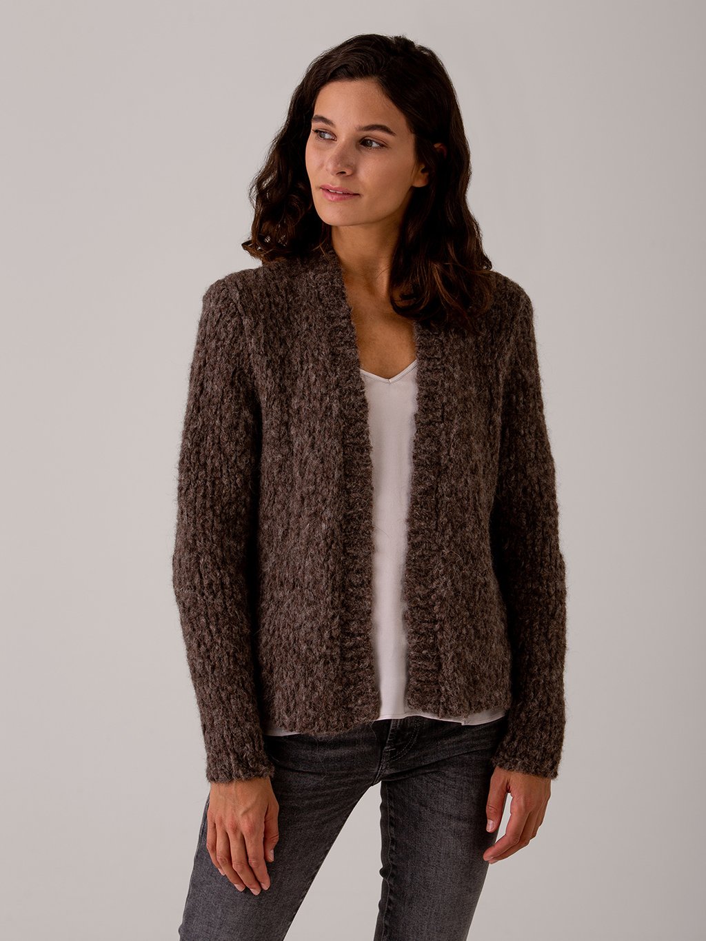 Detailansicht von Cardigan aus Alpakawolle von SIBIN LINNEBJERG