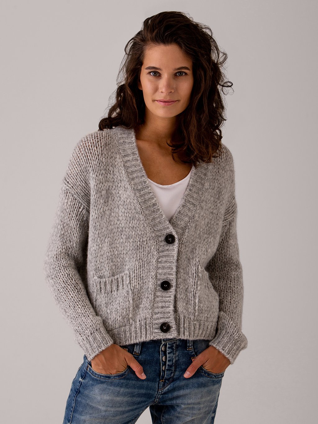 Detailansicht von Strickjacke aus Alpakawolle von ROBERTO COLLINA