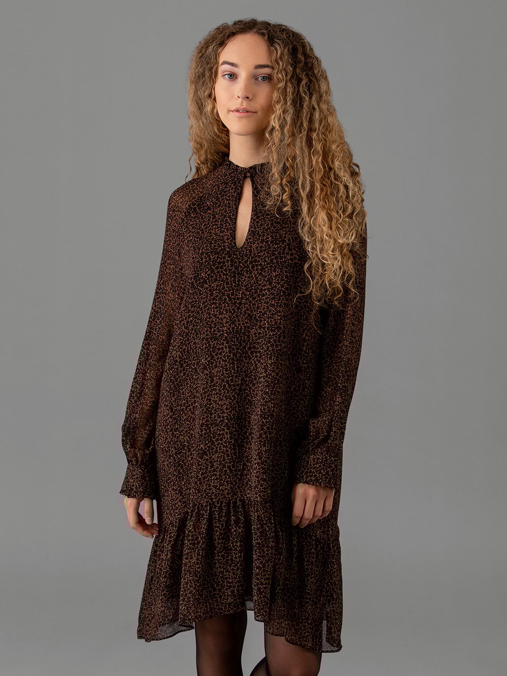 Detailansicht von Midi-Blusenkleid von IHEART