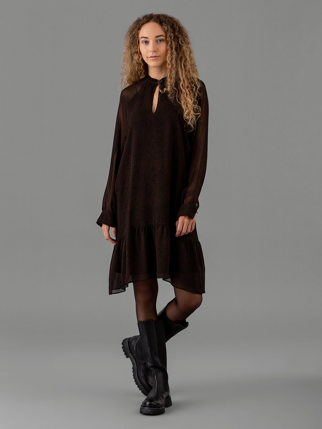 Detailansicht von Midi-Blusenkleid von IHEART