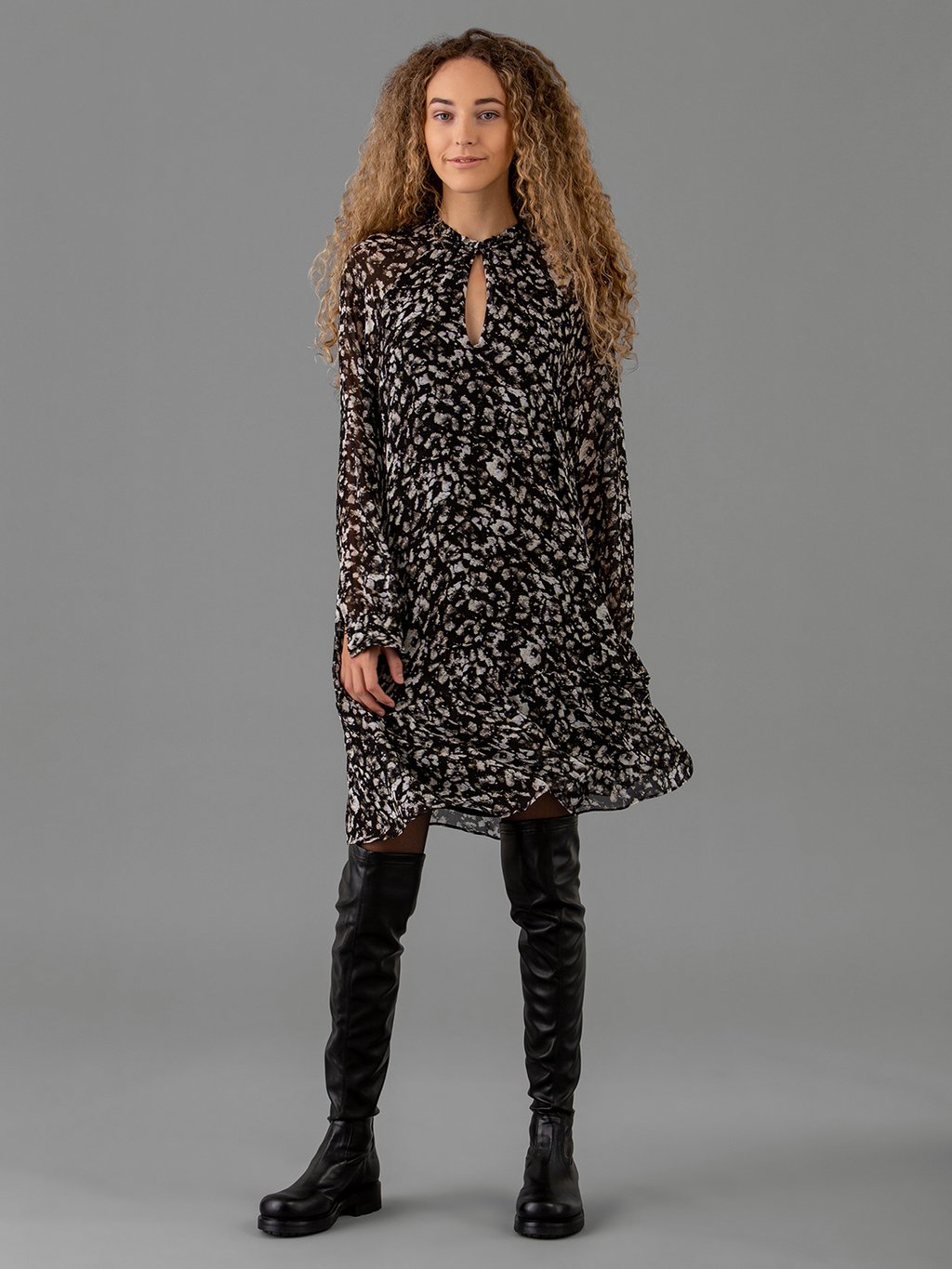 Detailansicht von Midi-Blusenkleid von IHEART