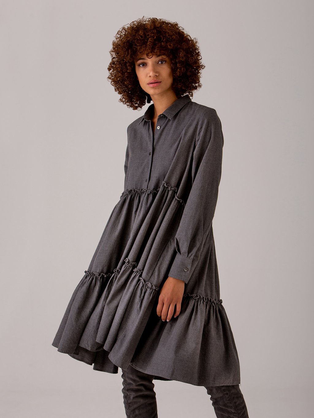 Detailansicht von Midi-Hemdblusenkleid aus Baumwolle von AGLINI