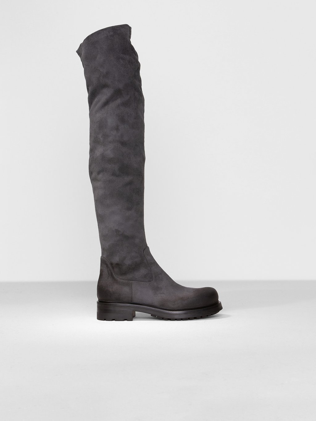 Detailansicht von Overknees aus Veloursleder von ELENA IACHI