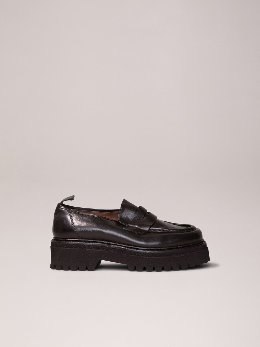 Detailansicht von Loafers aus Leder von CORDWAINER