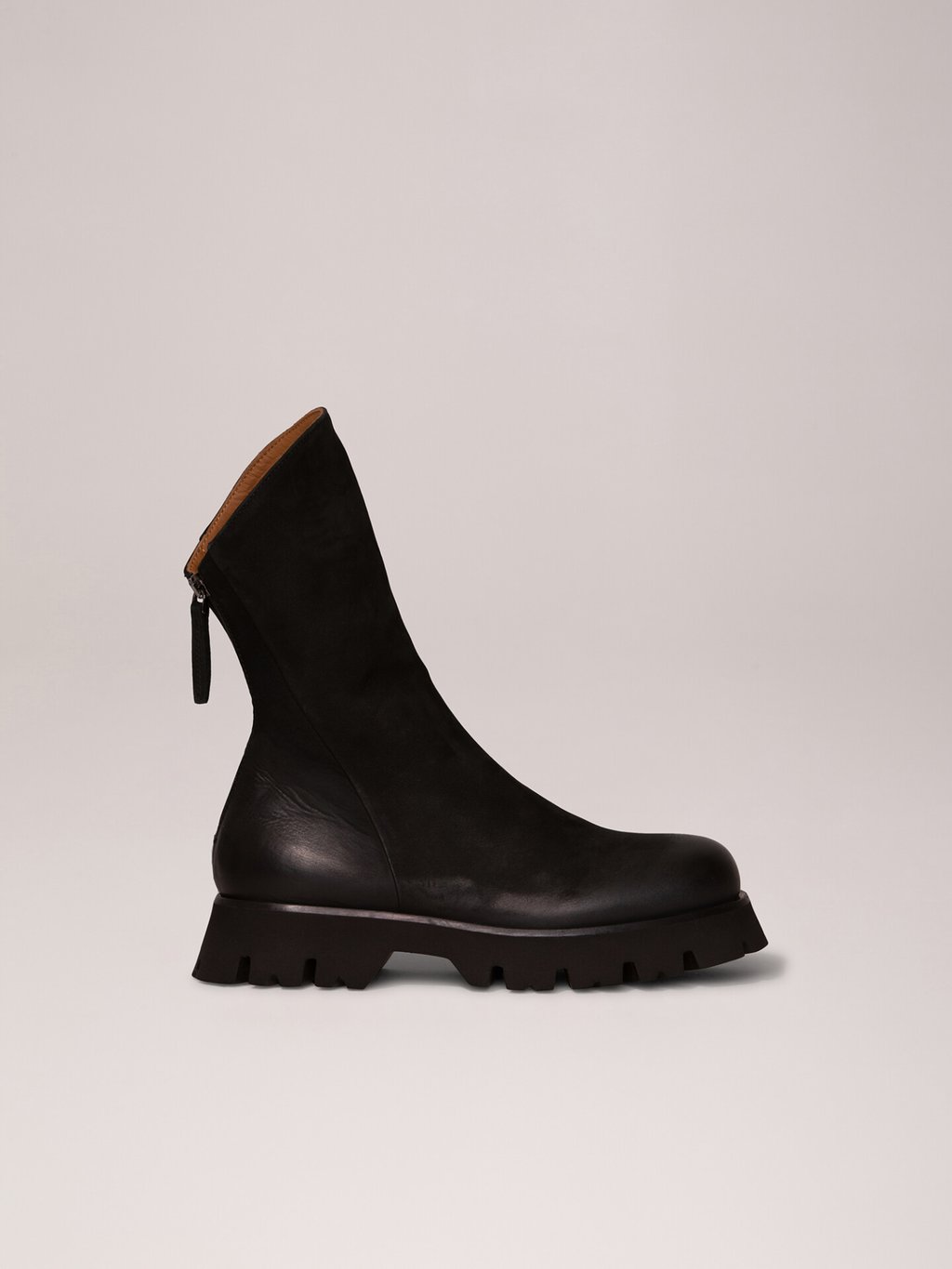 Detailansicht von Boots aus Leder mit asymmetrischem Schaft von THEA MIKA