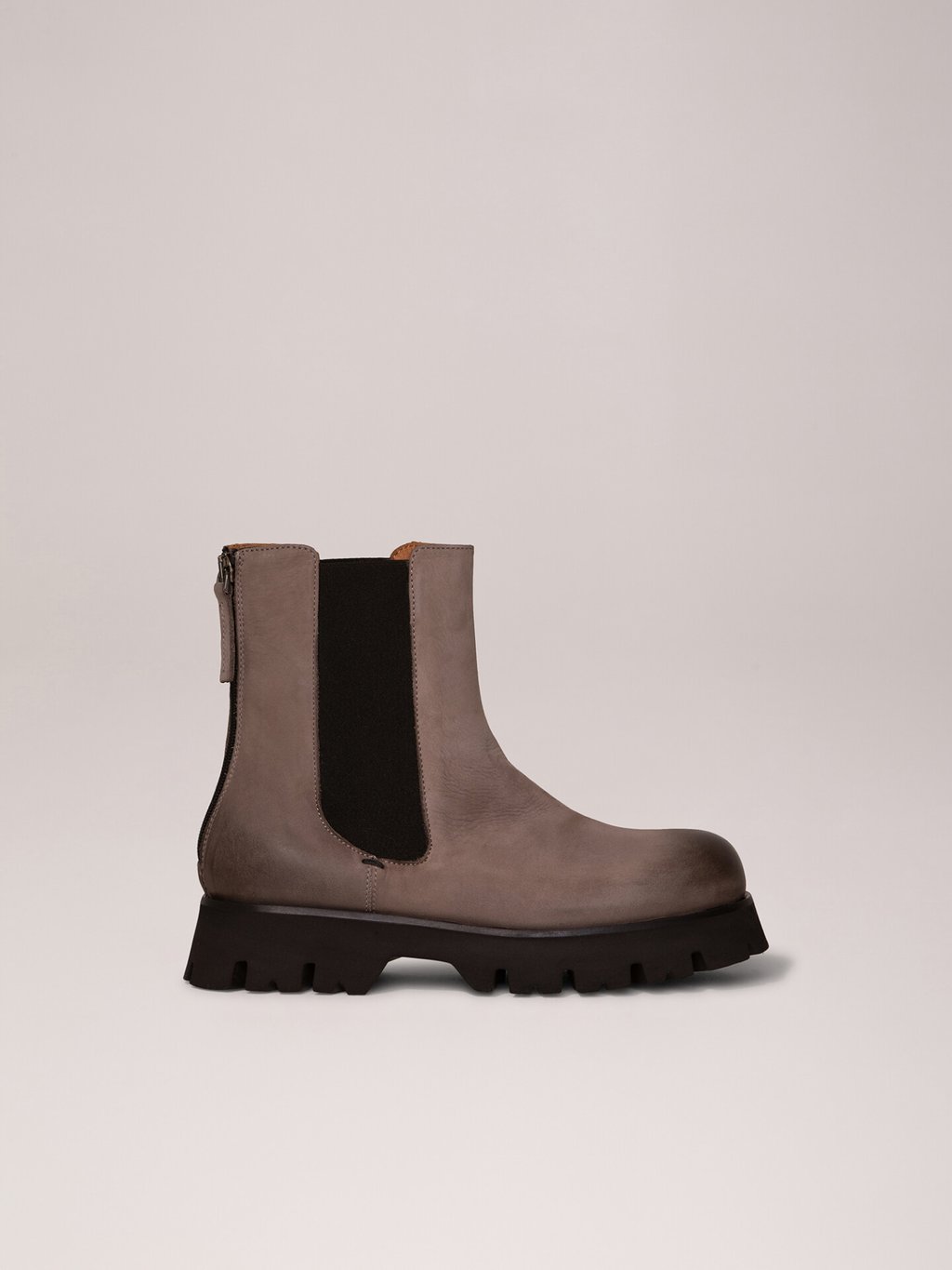 Detailansicht von Chelsea-Boots aus Leder von THEA MIKA