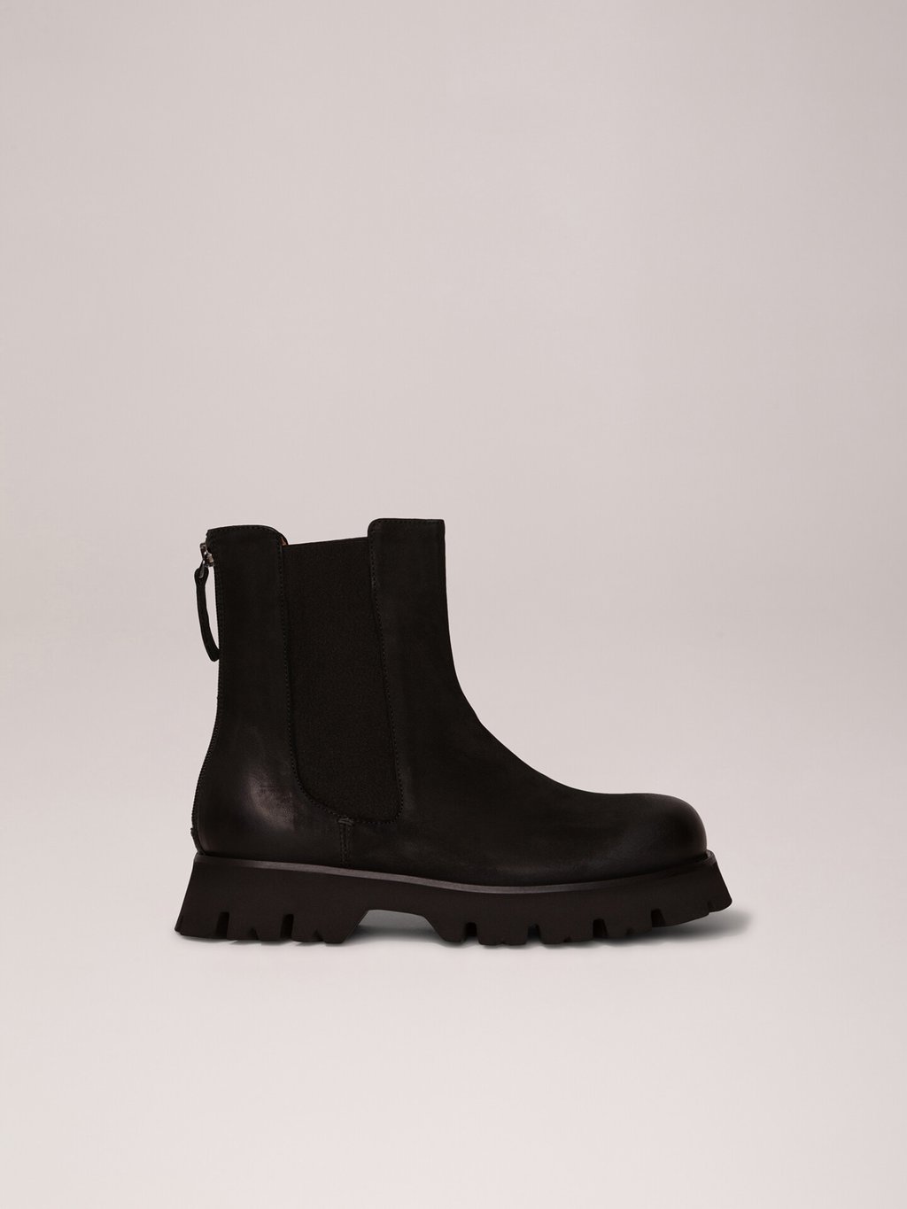 Detailansicht von Chelsea-Boots aus Leder von THEA MIKA