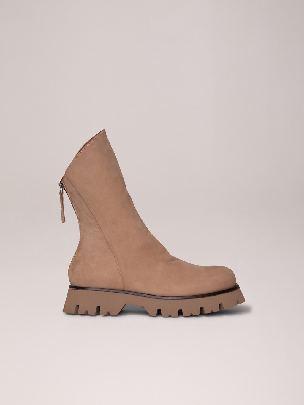 Detailansicht von Boots aus Leder mit asymmetrischem Schaft von THEA MIKA