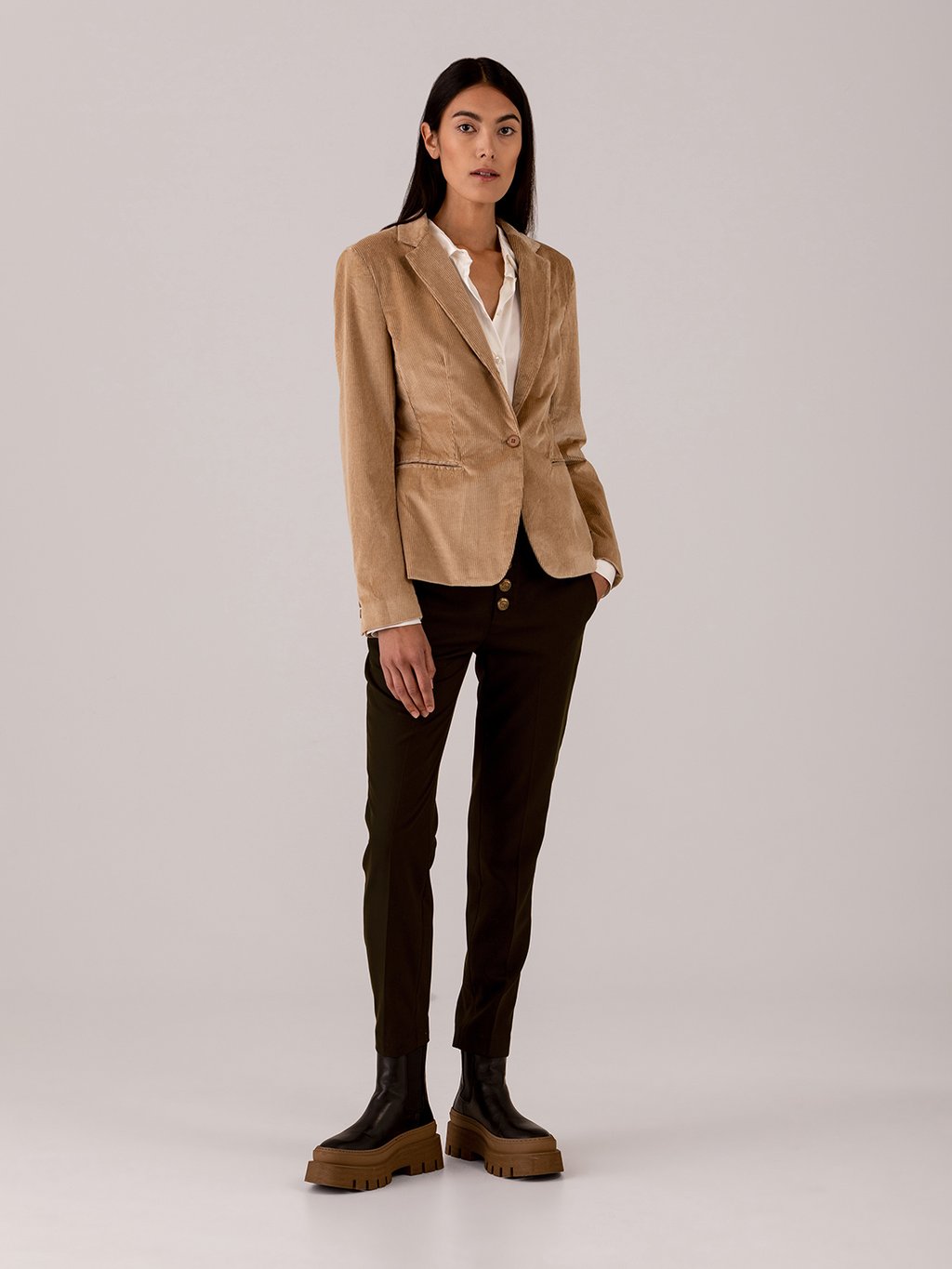 Detailansicht von Chinohose mit Knopfleiste von DONDUP