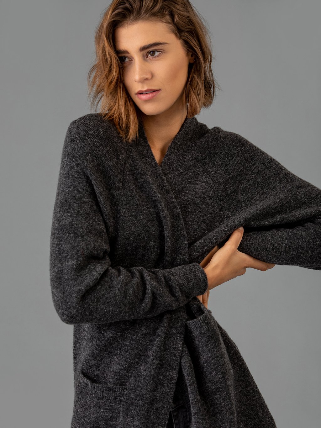 Detailansicht von Cardigan aus Merinowolle von SIBIN LINNEBJERG