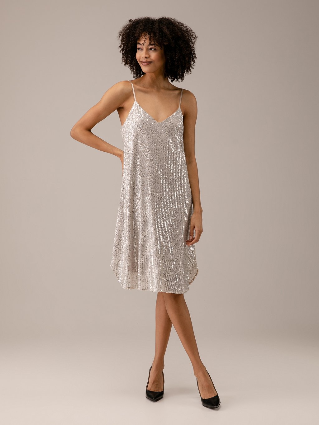 Detailansicht von Kurzes Paillettenkleid von JADICTED