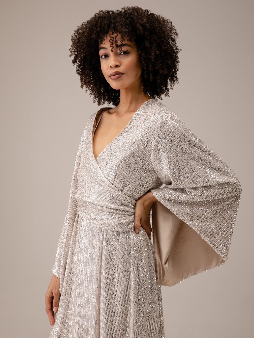 Detailansicht von Kurze Paillettenbluse von JADICTED