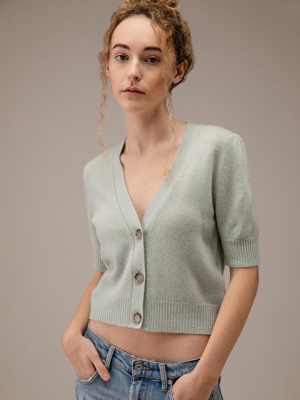 Detailansicht von Cropped Strickjacke aus Schurwolle von ALLUDE