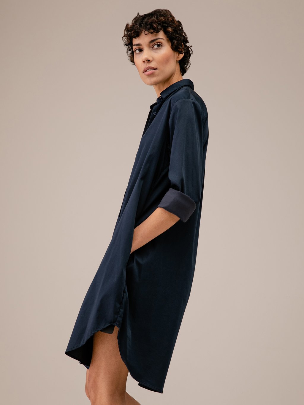 Detailansicht von Midi-Blusenkleid aus Baumwolle von AGLINI