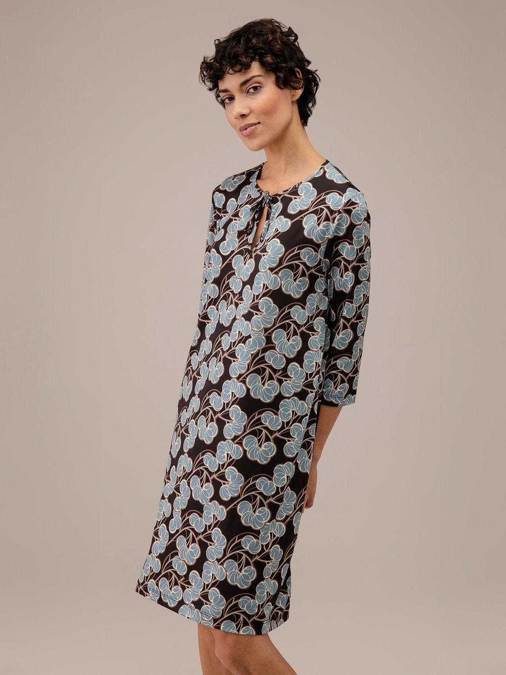 Detailansicht von Kurzes Blusenkleid von DANIELS