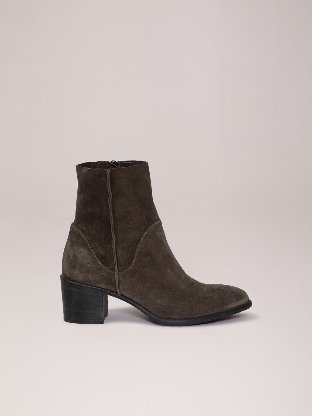 Detailansicht von Stiefelette aus Veloursleder von THEA MIKA