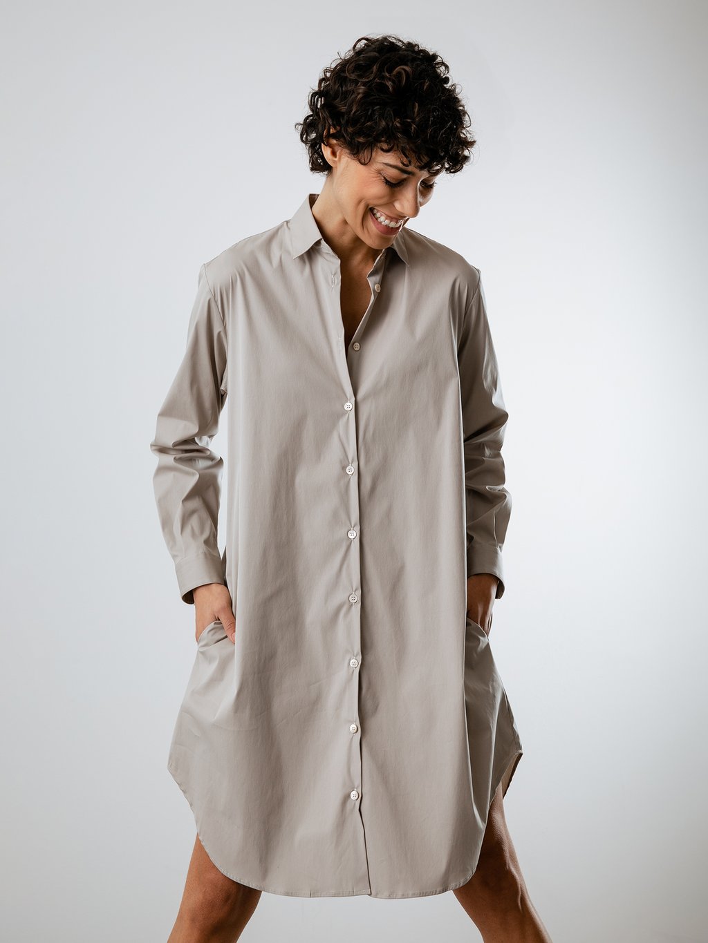 Detailansicht von Midi-Hemdblusenkleid von AGLINI