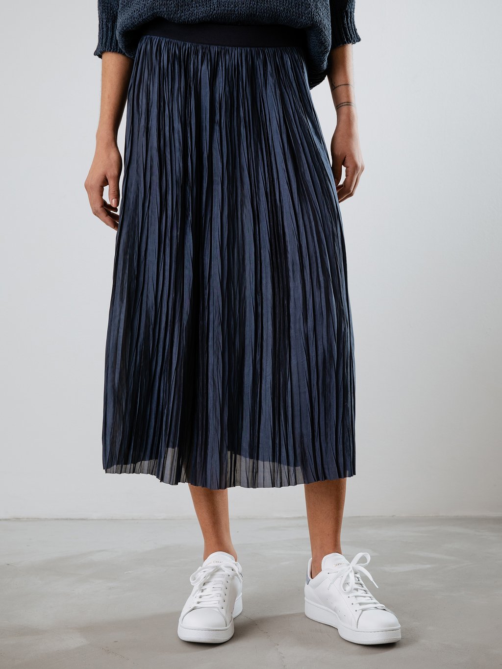 Detailansicht von Midi-Plisseerock von ROBERTO COLLINA