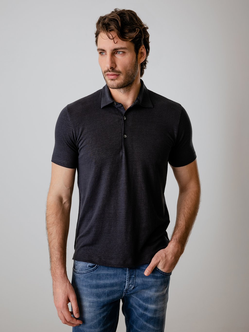 Detailansicht von Kurzarm-Poloshirt aus Leinen von STEFAN BRANDT