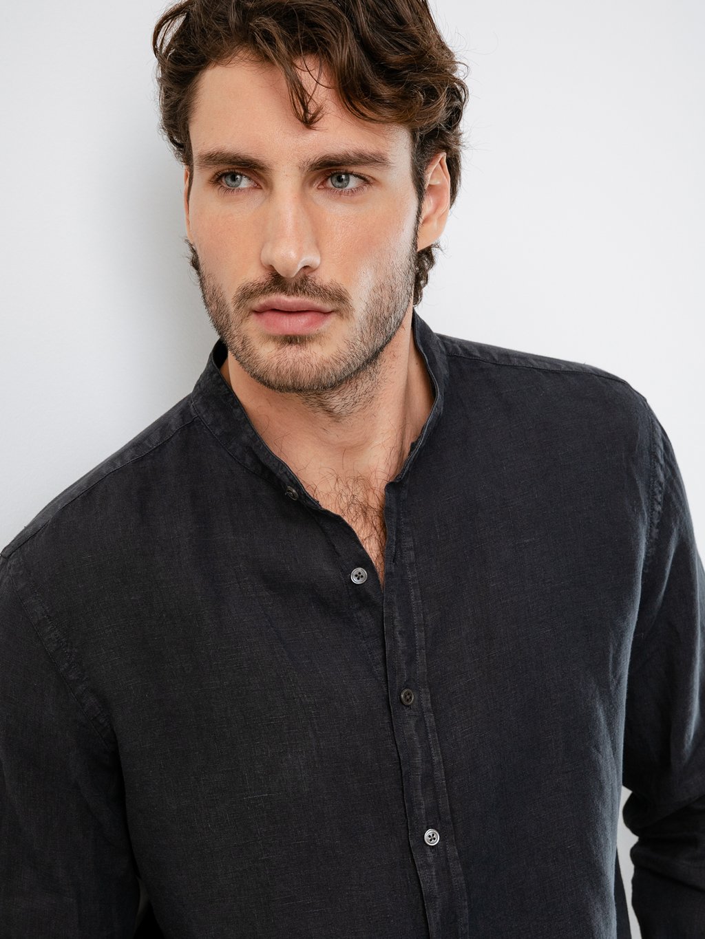 Detailansicht von Leinenhemd mit Stehkragen von 04651