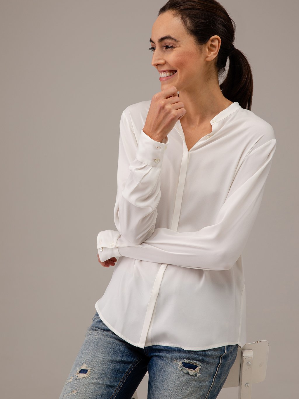 Detailansicht von Seidenbluse mit verdeckter Knopfleiste von HER SHIRT