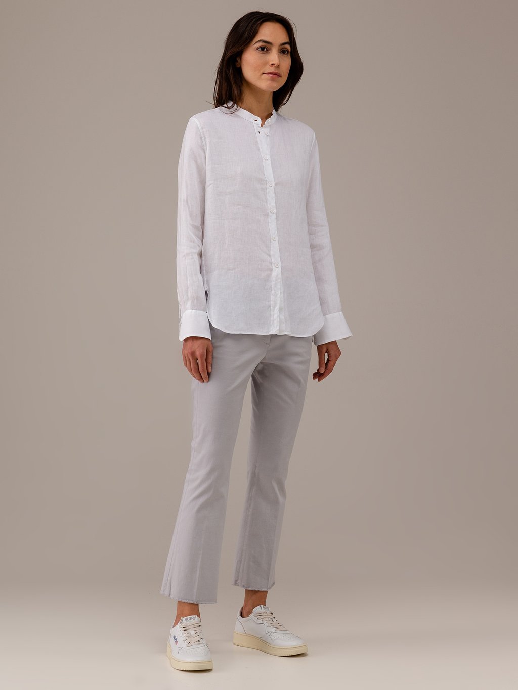 Detailansicht von Leinenbluse mit Stehkragen von CALIBAN