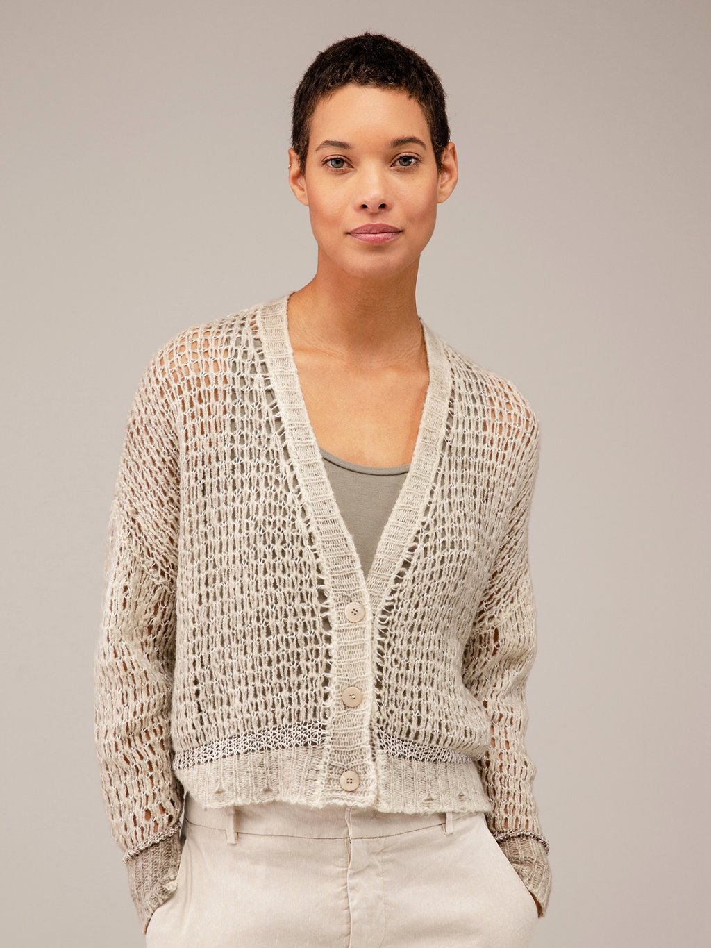 Detailansicht von Cropped Strickjacke aus Cashmere von AVANT TOI