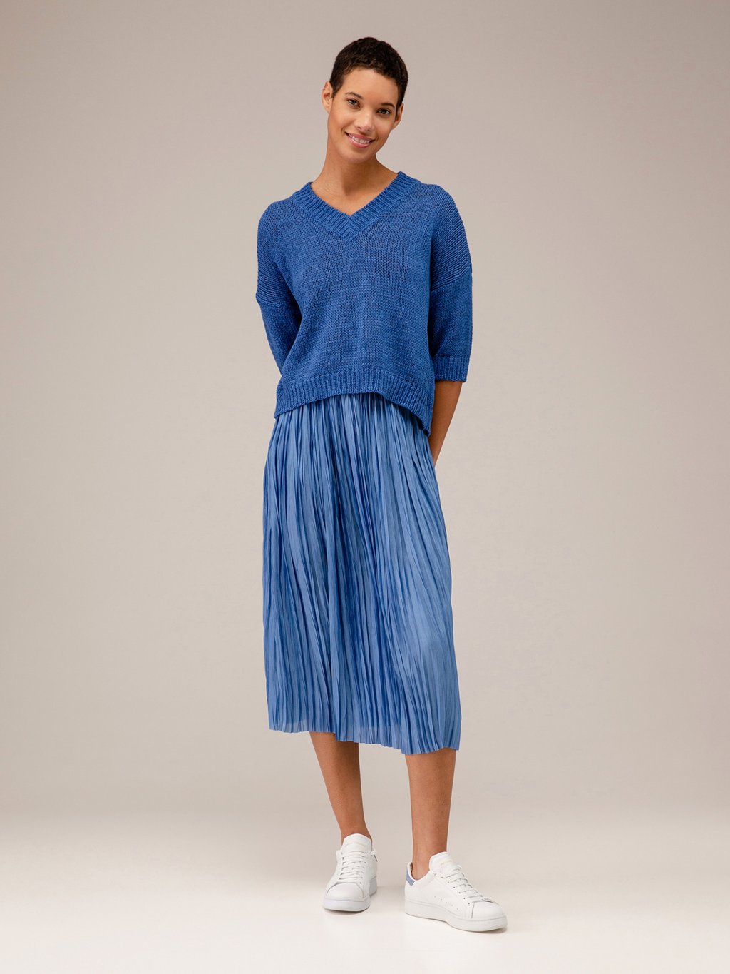 Detailansicht von Midi-Plisseerock von ROBERTO COLLINA