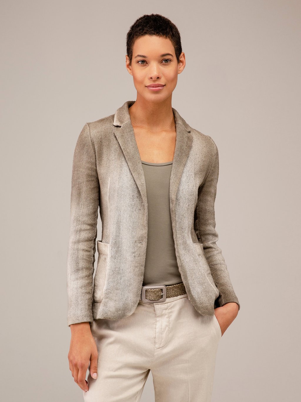 Detailansicht von Taillierter Blazer von AVANT TOI