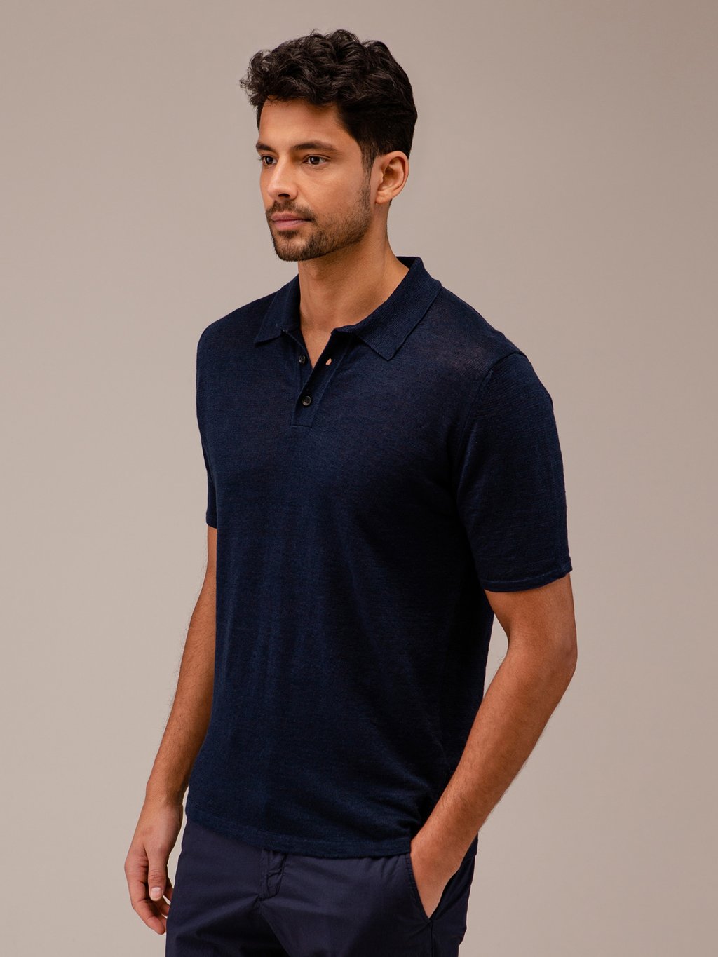 Detailansicht von Poloshirt aus Leinen von ROBERTO COLLINA