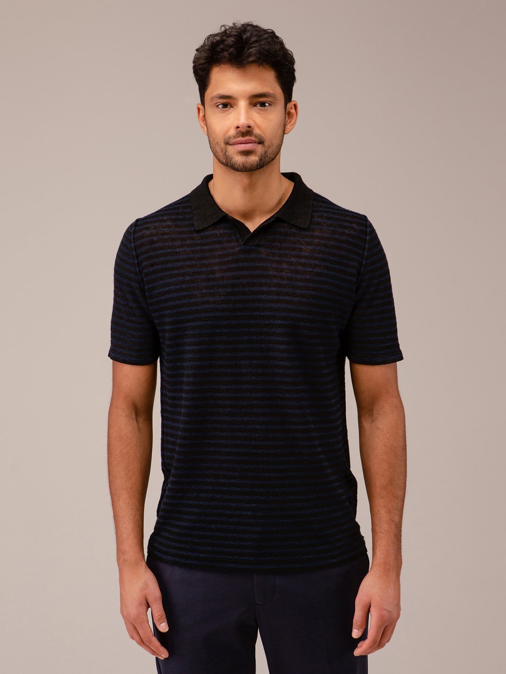 Detailansicht von Kurzarm-Poloshirt aus Leinen von ROBERTO COLLINA