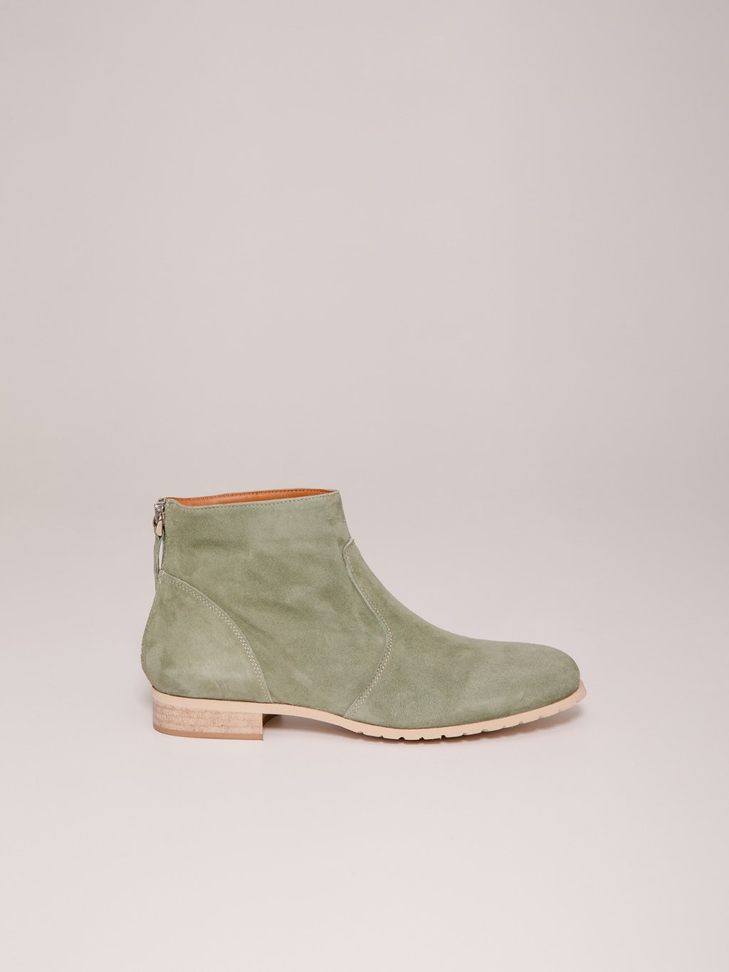 Detailansicht von Stiefelette aus Veloursleder von THEA MIKA