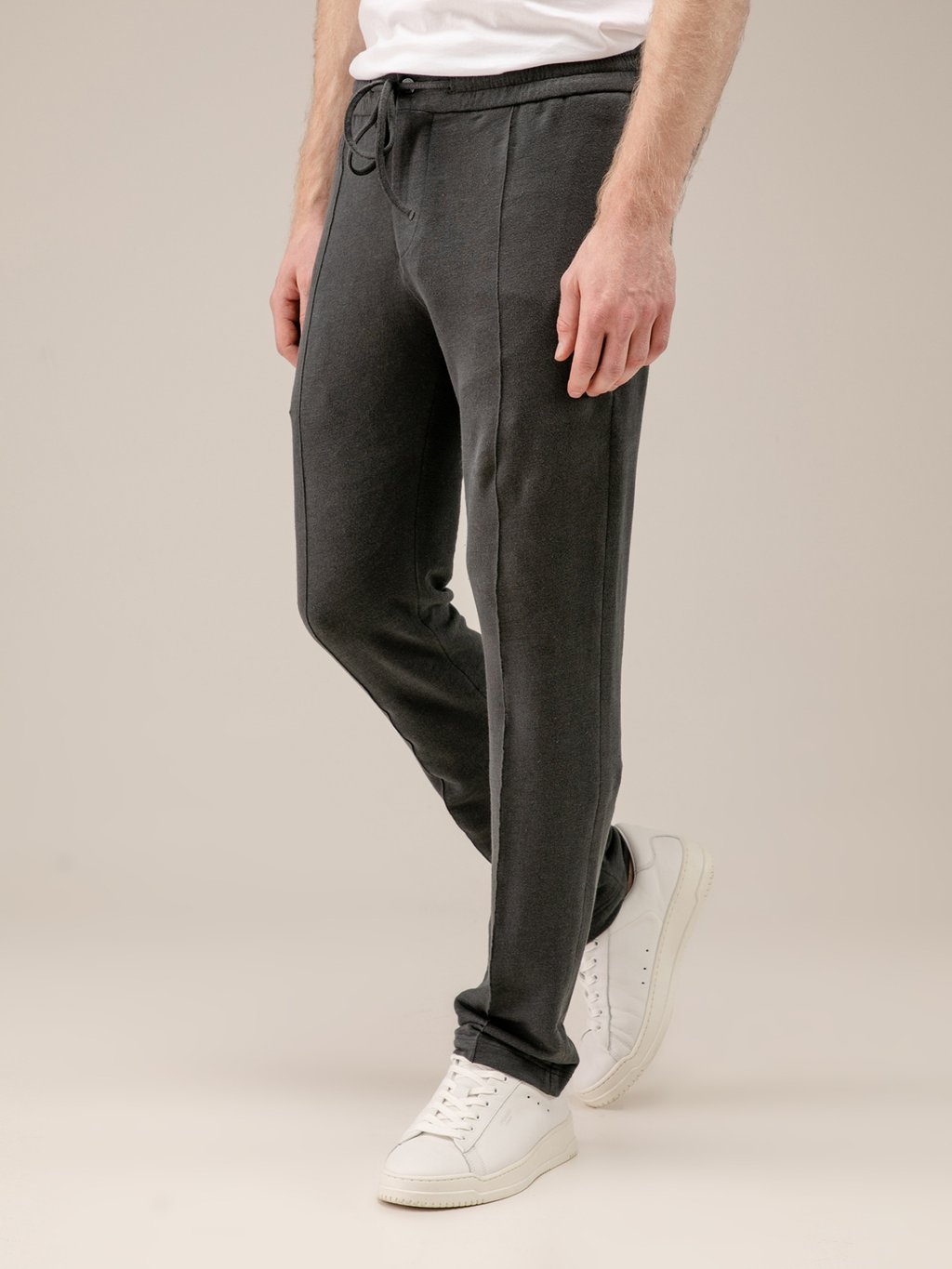 Detailansicht von Sweathose aus Leinen von STEFAN BRANDT