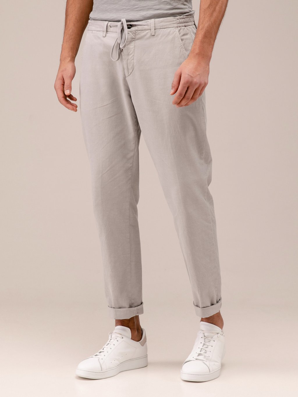 Detailansicht von Chinohose mit Tunnelzug von BRIGLIA