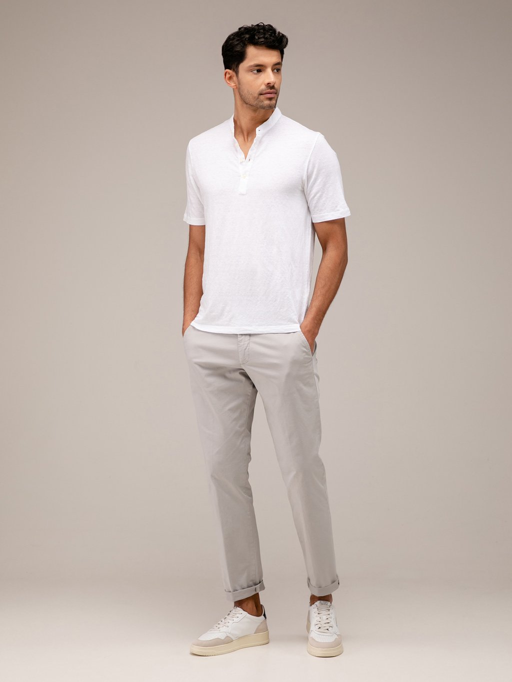 Detailansicht von T-Shirt mit Knopfleiste von GRAN SASSO