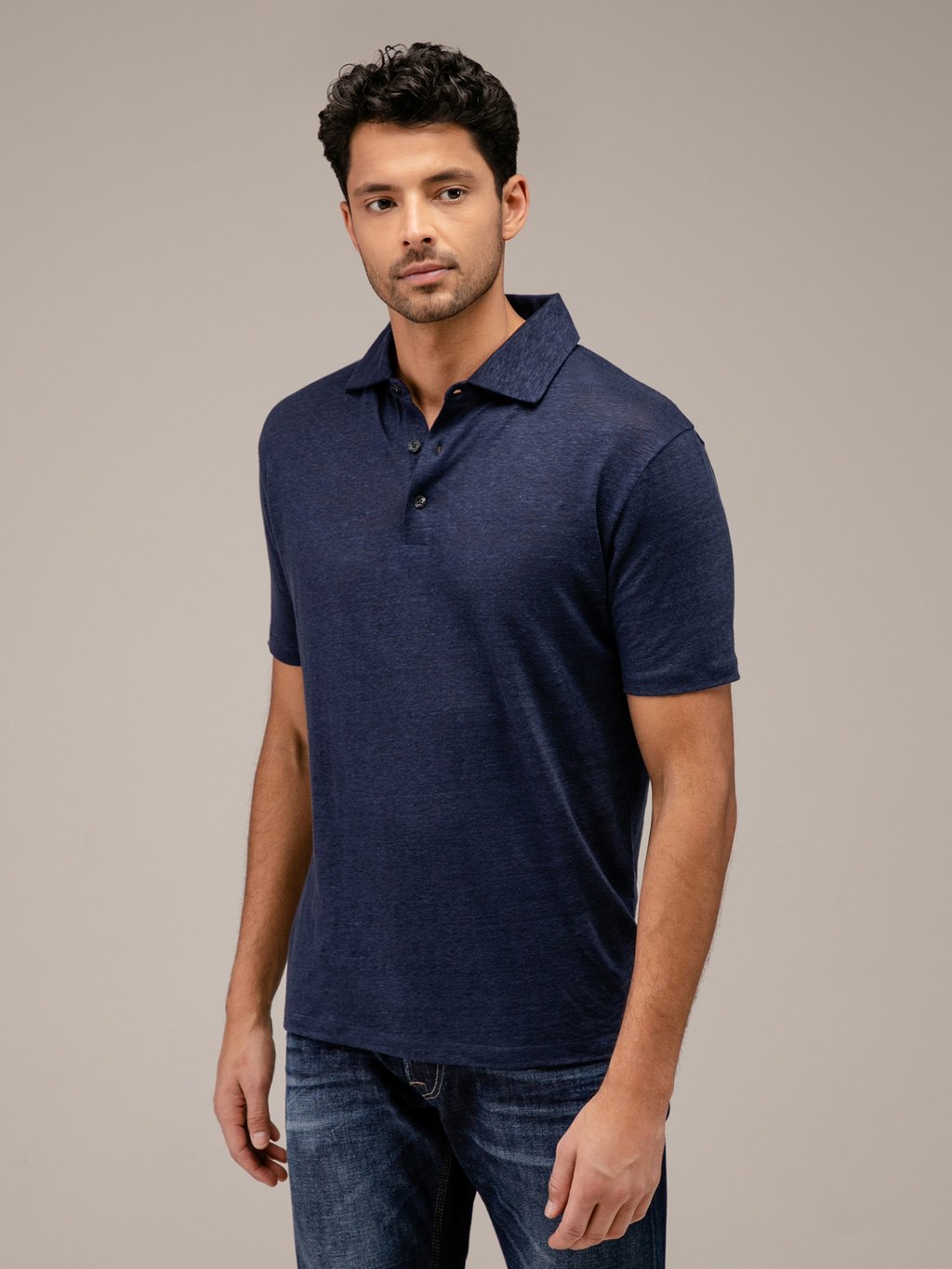 Detailansicht von Kurzarm-Poloshirt aus Leinen von PHIL PETTER