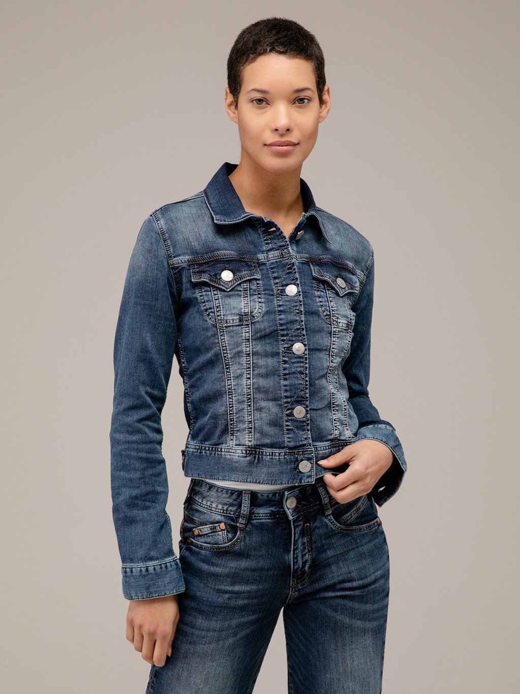 Detailansicht von Jeansjacke von HERRLICHER