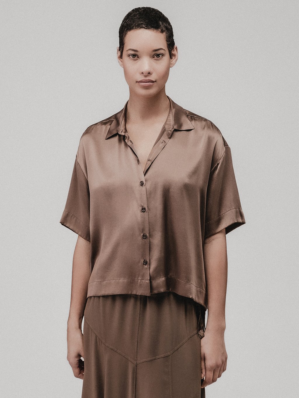 Detailansicht von Kurzarm-Seidenbluse von DANIELS