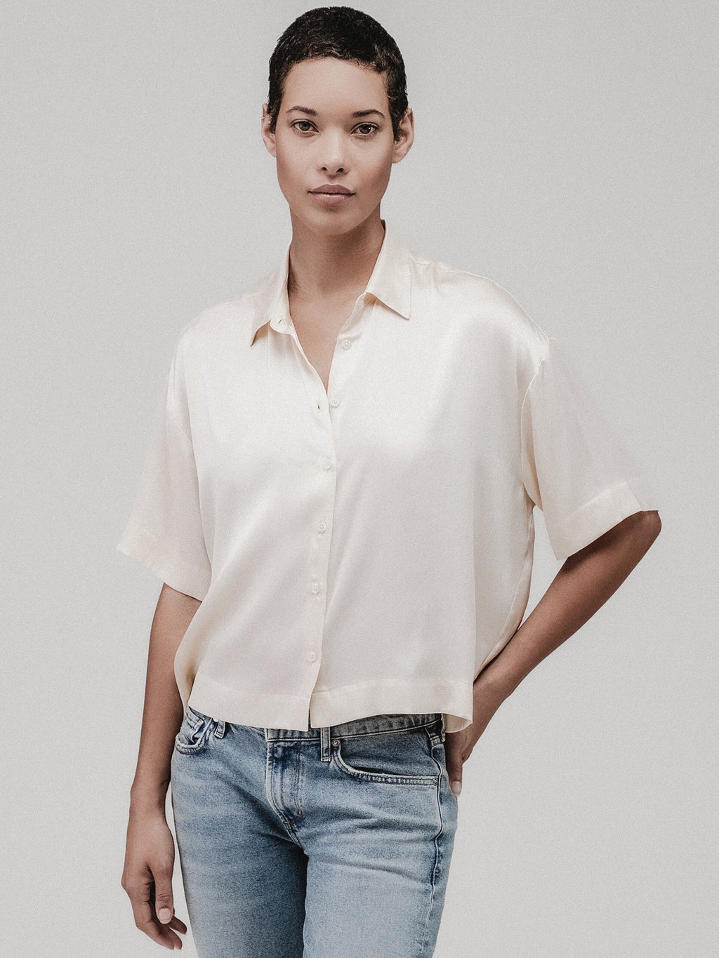 Detailansicht von Kurzarm-Seidenbluse von DANIELS